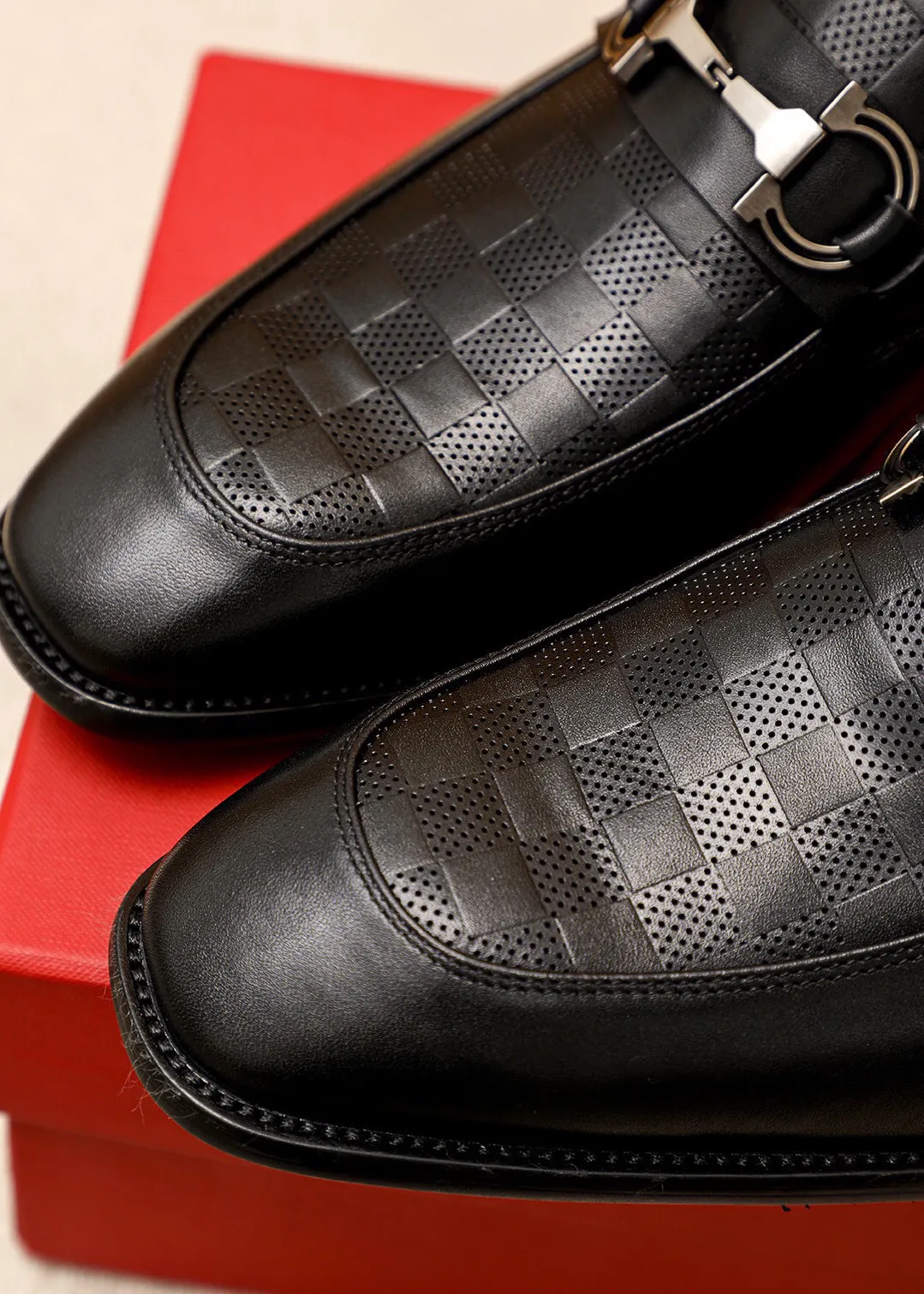 Men's shoes 💰460 💐 Product trademark: Ferragamo "Ferragamo" casual leather shoes Regular size: 38-44 (45🉑️customized) Product materials: Selected imported first-layer calfskin embossed upper + luxury hardware buckle, imported water-dyed cowhide leather lining. Strong three-dimensional visual effect, original combination outsole Color: 1⃣️color optional